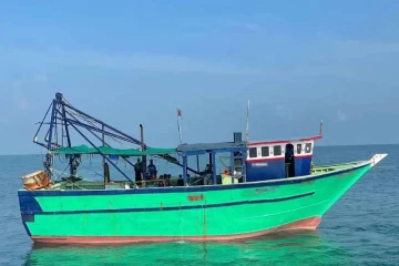 இலங்கைக் கடற்பரப்பில் அத்துமீறிய 09 இந்திய மீனவர்கள் கைது