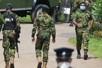 வீடொன்றில் இருந்து பல இராணுவ சீருடைகள் மீட்பு! பிரதேசத்தையே சுற்றிவளைத்த பாதுகாப்பு படை