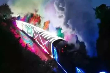 இங்கிலாந்தில் வண்ண விளக்குகளுடன் பயணத்தை தொடங்கிய கிறிஸ்துமஸ் ரயில்