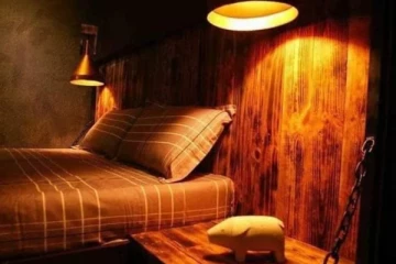 விடுதி ஒன்றில் பொலிஸ் அதிரடியில் சிக்கிய இளம் ஜோடி