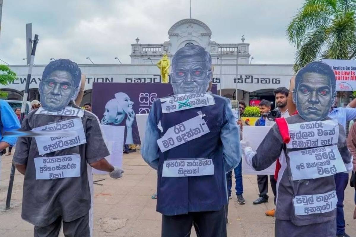 “வெள்ளை உடை… கறுப்பு நோக்கம்!” ; கொழும்பில் இளைஞர்களின் நூதனப் போராட்டம் | White Attire Dark Intent Nov Protest Youth Colombo “வெள்ளை உடை… கறுப்பு நோக்கம்!” ; கொழும்பில் இளைஞர்களின் நூதனப் போராட்டம் | White Attire Dark Intent Nov Protest Youth Colombo