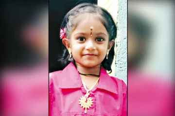 தமிழகத்தில் பட்டப்பகலில் நடந்த கொடூரம்! பாடசாலையில் மாணவி எரித்துகொலை? (Video)