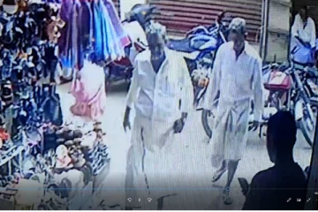 கடை ஊழியரை கல்லால் அடிக்க முயன்ற திமுக பிரமுகர்...