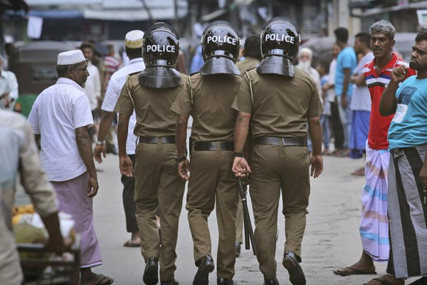 பகுதி நேர வகுப்புக்கு செல்வதாக கூறி விடுதியில் தங்கி இருந்த மாணவ மாணவிகள் | Young Couples Staying In Hostels Were Arrested