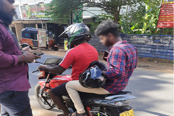 யாழ். பல்கலைகழக மாணவி மீது ஆசிட் வீசுவதாக தண்ணீர் போத்தலை வீச முயன்ற இளைஞரால் பரபரப்பு (Photos) | Youngman Throw Acid Jaffna University Student