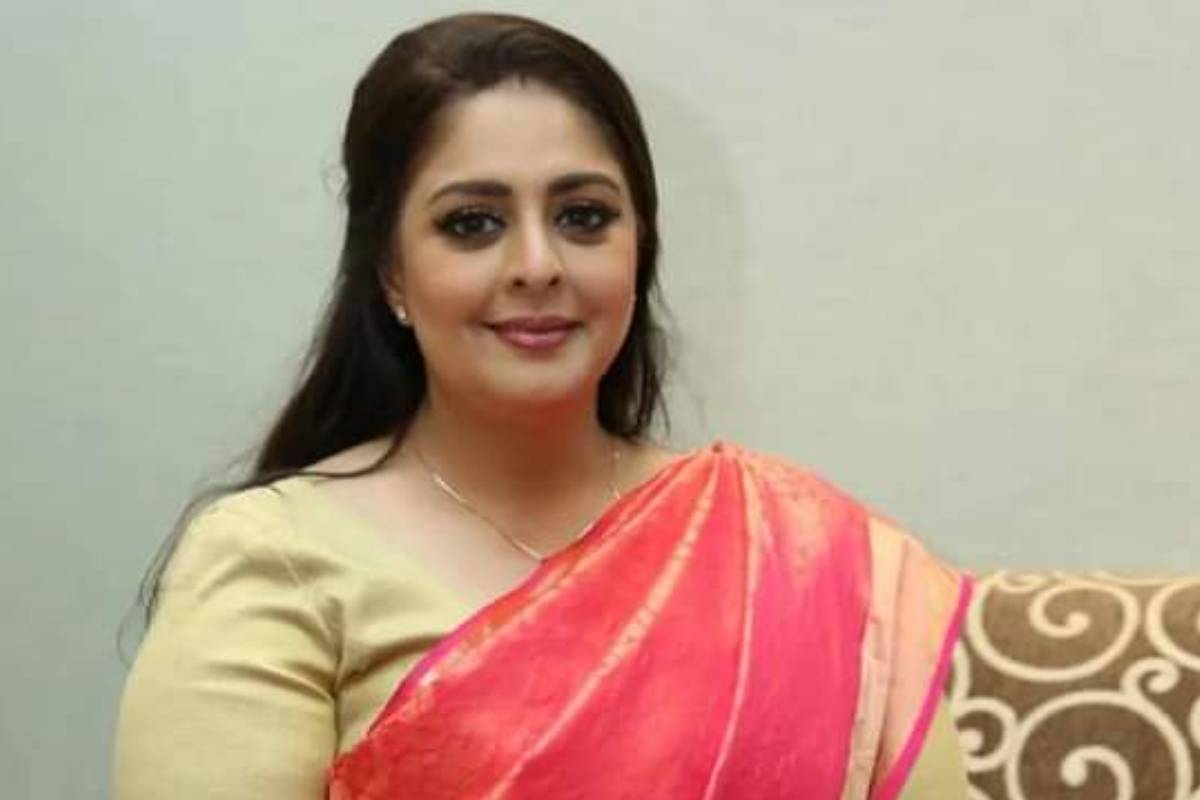 நடிகை நக்மாவா இது!! ஆளே மாறி இப்படியாகிட்டாங்களே.. | Nagma Fans Amazed Actress Sings Rajinikanth Song நடிகை நக்மாவா இது!! ஆளே மாறி இப்படியாகிட்டாங்களே.. | Nagma Fans Amazed Actress Sings Rajinikanth Song