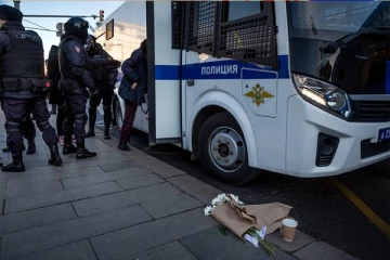 உக்ரைன் போருக்கு எதிர்ப்பு தெரிவித்த இளம்பெண்களை ஆடையில்லாமல் தோப்புக்கரணம் போடவைத்த ரஷ்ய பொலிசார்