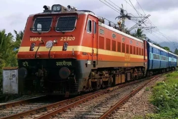 ரயிலுடன் முச்சக்கர வண்டி மோதி மூவர் உயிரிழப்பு