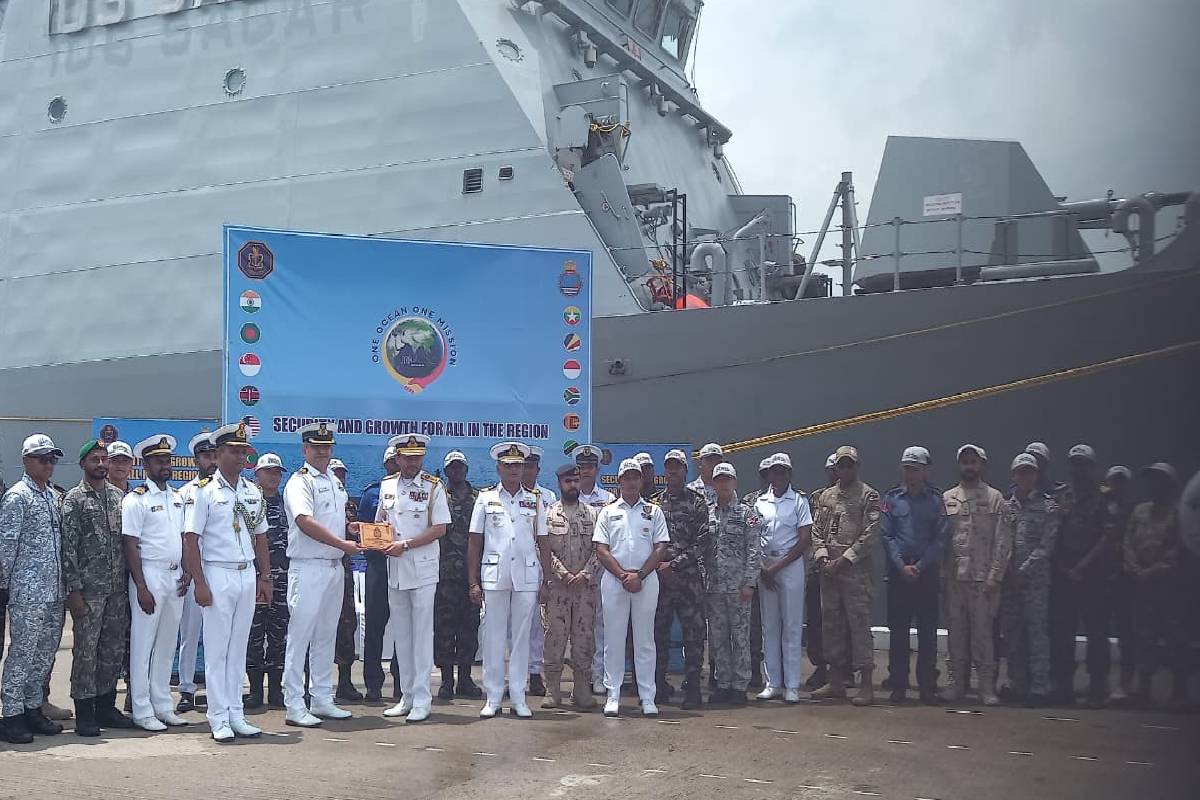 16 நாடுகளின் கடற்படை அதிகாரிகளுடன் கொழும்பு துறைமுகத்திற்கு வந்தடைந்த இந்தியக் கடற்படைக் கப்பல் | Indian Navy Ship Arrives At Colombo Port