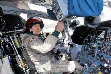 திடீரென அணுகுண்டு வீசும் விமானத்தில் பயணித்த புடின்: மேற்கத்திய நாடுகளுக்கு ஒரு மிரட்டல்