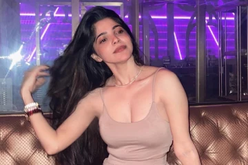 ஹாட் உடையில் நடிகை திவ்ய பாரதி தாராள கவர்ச்சி போஸ்