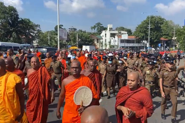 கோட்டையில் குவிக்கப்பட்ட இராணுவத்தால் பரபரப்பில் கொழும்பு;தேரர் உட்பட இருவர் கைது! | Colombo In Excitement Due To The Army