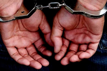 පොලිස් නිළධාරින් දෙදෙනෙකුට පහරදිමක් - තිදෙනෙකු අත්අඩංගුවට..