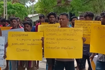 எமது பாதுகாப்பை உறுதிப்படுத்துங்கள்; வீதிக்கு இறங்கிய நெடுந்தீவு மக்கள்!(Photos)