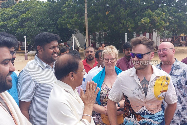 நல்லூர் கந்தன் ஆலயத்தில் முன்னாள் ஜனாதிபதி மைத்திரி மனமுருகி வழிபாடு!(Photos) | Maithiripala Worship At Nallur Kandan Temple