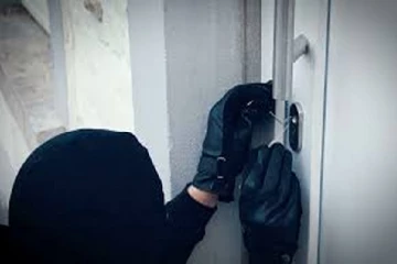 யாழில் வீடு உடைத்து நகை திருட்டு