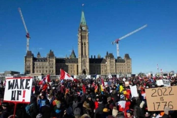 கனடா தலைநகரில் போராட்டத்தில் ஈடுப்பட்ட லாரி சாரதிகள்!