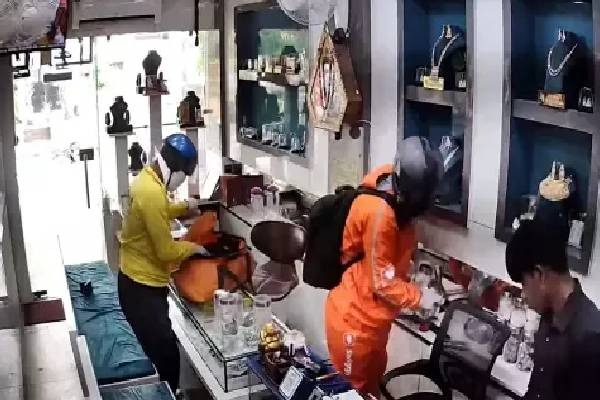டெலிவரி ஊழியர்கள் போல நடித்து நகைக்கடையில் கொள்ளை.., அதிர்ச்சியடைய வைக்கும் வீடியோ | Robbery At A Jewelry Store To Be Delivery Staff