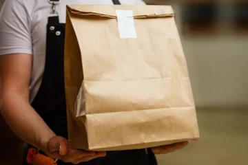 எச்சில் தொட்டு பார்சல் பேப்பர்களை பிரிக்கக்கூடாது: சென்னை உயர்நீதிமன்றம்