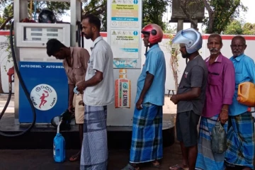 யாழில் இலவச டீசல் விநியோகம் (படம்)