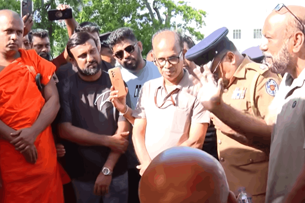 ஞானசாரருக்கான போராட்டத்தில் ஏற்பட்டுள்ள பதற்றநிலை.. அரச அதிகாரிகளுடன் முரண்பட்ட பிக்குகள் | Viaharamadevi Park Ganarasa Support Monks Protest ஞானசாரருக்கான போராட்டத்தில் ஏற்பட்டுள்ள பதற்றநிலை.. அரச அதிகாரிகளுடன் முரண்பட்ட பிக்குகள் | Viaharamadevi Park Ganarasa Support Monks Protest