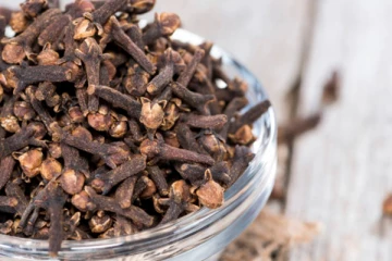 தினமும் கிராம்பு சாப்பிடுவதால் கிடைக்கும் நன்மைகள் என்னென்ன? அவசியம் தெரிந்து கொள்ளுங்கள்!