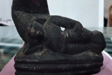 அதீத பக்தியால் தெய்வச்சிலையை திருடிய பெண்