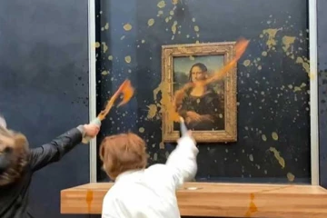 ලෝ ප්‍රකට මොනාලීසා සිතුවමට ප්‍රහාරයක් - සිතුවම විනාශ වෙලාද..?(VIDEO)