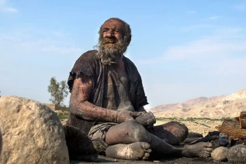 60 ஆண்டுகளாக குளிப்பதை தவிர்த்த 'உலகின் அழுக்கு மனிதர்' மரணம்