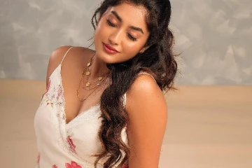 சீரியல் நடிகை பிரியங்கா ஷார்ட் உடையில் தாராள கிளாமர்! அவரா இப்படி?