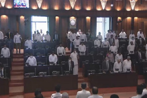 மகிந்தவுக்கு நாடாளுமன்றத்தில் அணிவிக்கப்பட்ட கருப்பு பட்டி! - ஐபிசி தமிழ்