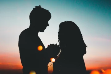 காதலிற்கு எதிர்ப்பு; ஏணியால் மனைவியை ஏற்றி இறக்கும் துர்ப்பாக்கிய நிலையில்  இளைஞன்!