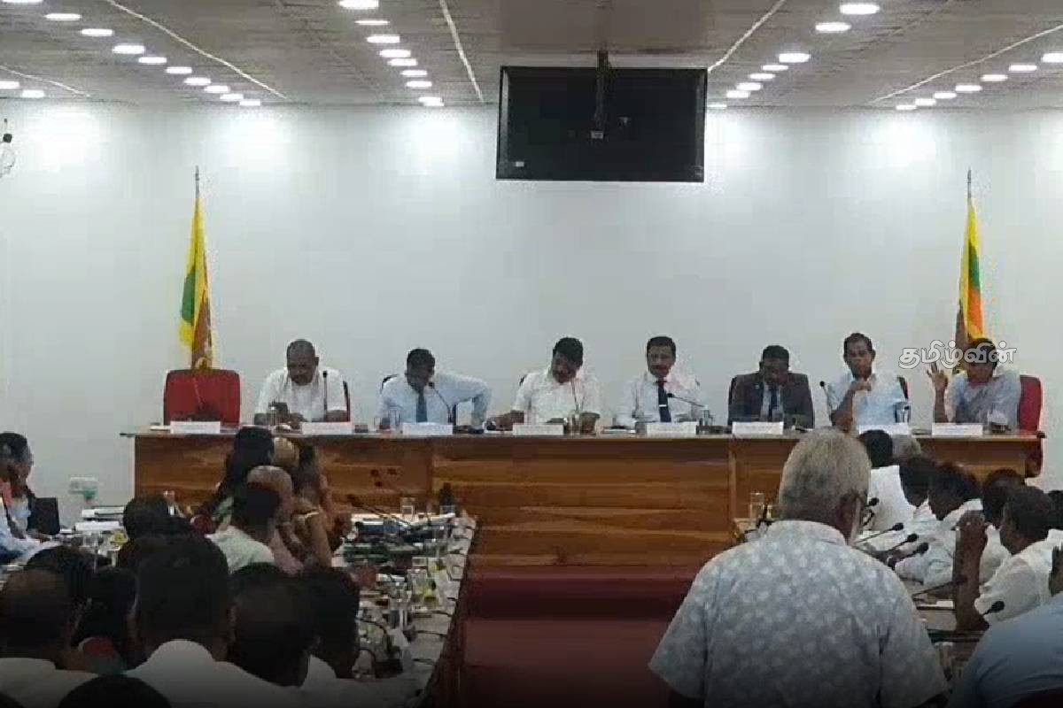கடற்படைக்கு காணி வழங்கிய விவகாரம்! அரசியல்கட்சி ஆதரவாளர்களிடம் சரமாரி கேள்வியெழுப்பிய இளைஞன் | A Man Questioned Npp Caused A Stir In The Crowd