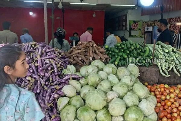 அதிக விலைக்கு காய்கறிகளை விற்ற வியாபாரிகளுக்கு எதிராக சட்ட நடவடிக்கை | Vegetable Shops Surrounded And Legal Action Taken அதிக விலைக்கு காய்கறிகளை விற்ற வியாபாரிகளுக்கு எதிராக சட்ட நடவடிக்கை | Vegetable Shops Surrounded And Legal Action Taken
