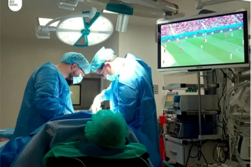 அறுவை சிகிச்சையின் போது உலகக் கோப்பை போட்டியை பார்த்த கால்பந்து ரசிகர்! வைரல் புகைப்படம்