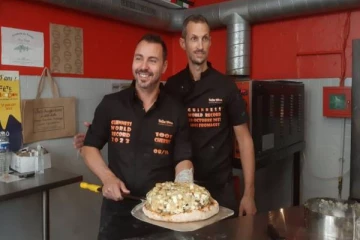 பீட்சாவை உருவாக்கி கின்னஸ் சாதனை படைத்த பிரான்ஸ் சமையல் நிபுணர்கள்!