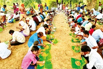 100 சேவல்கள் சமைத்து அன்னதானம்.., ஆண்கள் மட்டும் பங்கேற்ற ஆடி படையல் திருவிழா