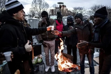 பிரான்சில் புலம்பெயர்ந்தோரை 15 நிமிடத்துக்கு தாங்களும் சாதாரண மனிதர்கள்தான் என உணர வைத்த நிகழ்வு