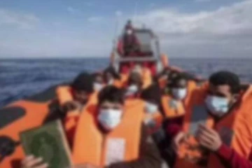 லிபியா படகு கவிழ்ந்து 90 அகதிகள் உயிரிழப்பு