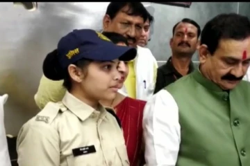 ஒருநாள் உள்துறை அமைச்சராக பதவியேற்ற பெண்காவலர்: எங்கு தெரியுமா?