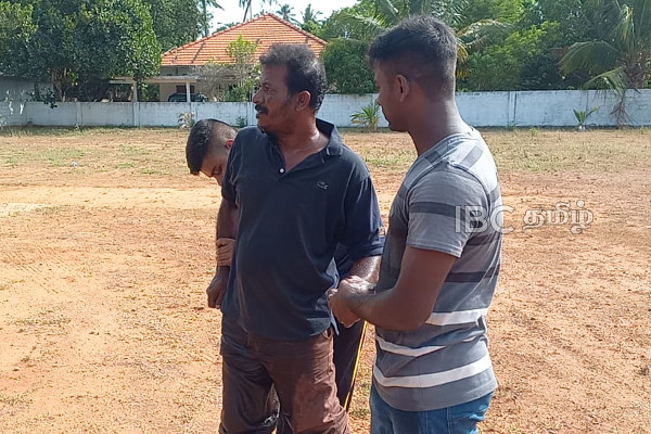 காவல் நிலையம் அருகில் தற்கொலைக்கு முயற்சி - யாழ்ப்பாணத்தில் சம்பவம் | A Person Tries To Set Himself On Fire In Jaffna