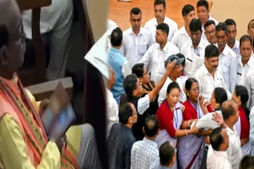 சட்டசபையில் ஆபாசப்படம் பார்த்த பாஜக எம்.எல்.ஏ - கொந்தளித்த காங்கிரஸ் எம்.எல்.ஏ-க்கள் சஸ்பெண்ட் !