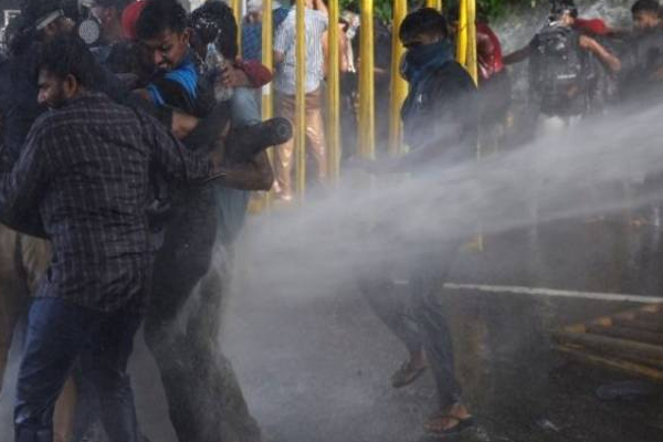 கொழும்பில் மருத்துவப்பீட மாணவர்கள் மீது கண்ணீர் புகை, நீர்த்தாரை தாக்குதல்! | Tear Gas And Water Attack Students In Colombo