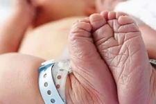 விடாமல் அழுது கொண்டிருந்த குழந்தை: கோபத்தில் தீயிட்டு எரித்த தாய்
