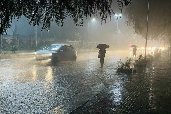 நாளை மாலை கரையைக் கடக்கவுள்ள தாழமுக்கம் : வெளியான அறிவிப்பு | Deep Depression 300 Km From Pottuvil Epicenter நாளை மாலை கரையைக் கடக்கவுள்ள தாழமுக்கம் : வெளியான அறிவிப்பு | Deep Depression 300 Km From Pottuvil Epicenter