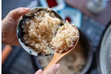 வடித்த சாதத்தை ப்ரிட்ஜில் வைத்து சாப்பிடலாமா? எத்தனை நாட்களுக்குள் பயன்படுத்தலாம்?