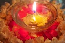 வீட்டில் பணக்கஷ்டம் நீங்க வேண்டுமா? இந்த பரிகாரத்தை கண்டிப்பா செய்திடுங்கள்.