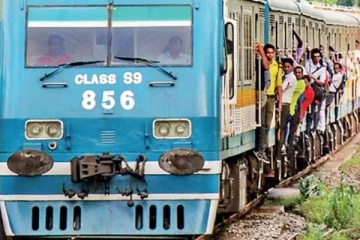 හදිසියේම දුම්රියක් පිලි පනියි..