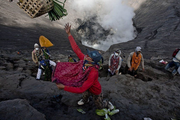 600 ஆண்டுகளாக எரிமலையில் நடக்கும் வினோத சடங்கு | 600 Years Volcano