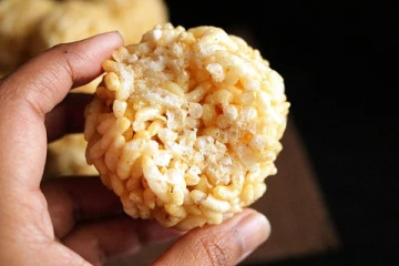 மொறு மொறு பொரி உருண்டை...இனி வீட்டிலேயே செய்யலாம்!